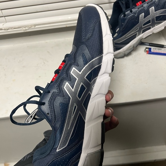 Asics Quantum Gel Original Size US 9.5 comfortable gel trainers. - Picture 6 of 8